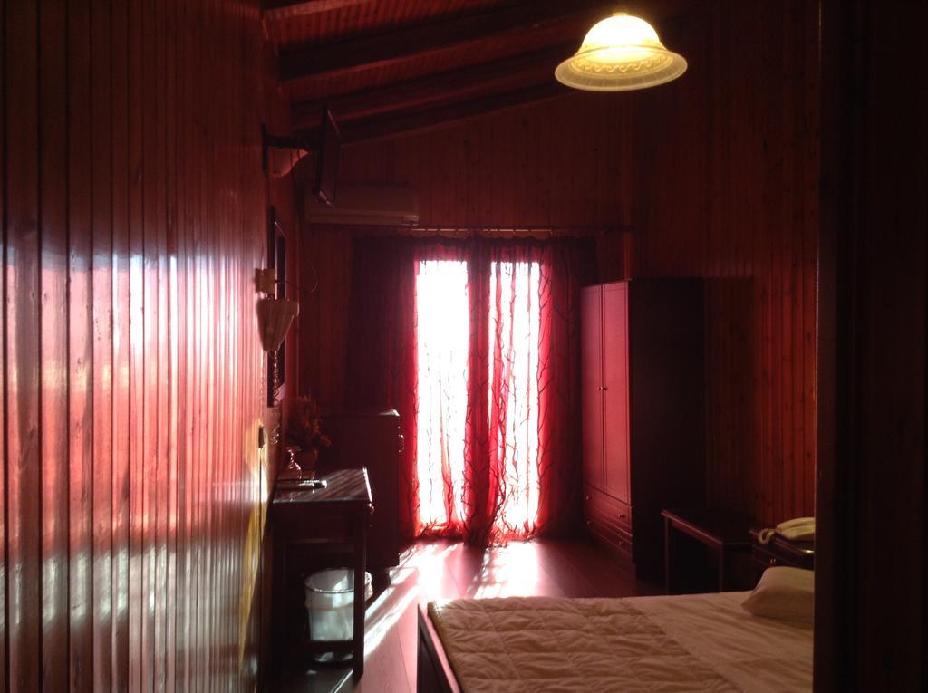 Hotel Lefas Delphi Bagian luar foto